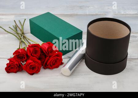 Blumengeschäft am Arbeitsplatz: Wie erstelle ich box mit Blumen, Schritt für Schritt Anleitung. Vorschlag oder Hochzeit Geschenk-Idee. Stockfoto