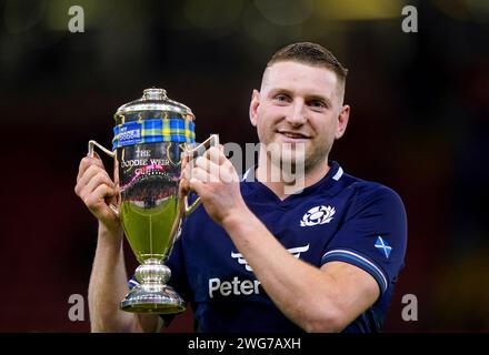 Der schottische Finn Russell feiert mit dem Doddie Weir Cup am Ende des Guinness Six Nations Matches im Principality Stadium in Cardiff. Bilddatum: Samstag, 3. Februar 2024. Stockfoto