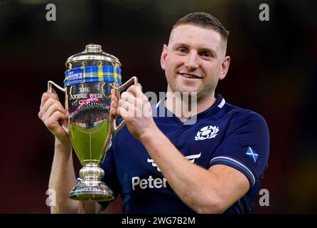 Der schottische Finn Russell feiert mit dem Doddie Weir Cup am Ende des Guinness Six Nations Matches im Principality Stadium in Cardiff. Bilddatum: Samstag, 3. Februar 2024. Stockfoto