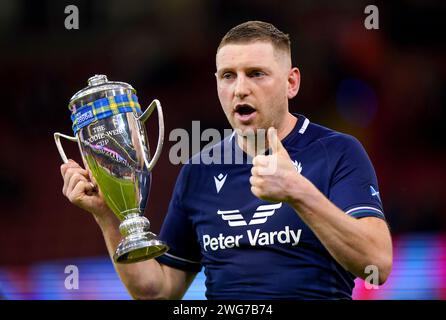 Der schottische Finn Russell feiert mit dem Doddie Weir Cup am Ende des Guinness Six Nations Matches im Principality Stadium in Cardiff. Bilddatum: Samstag, 3. Februar 2024. Stockfoto