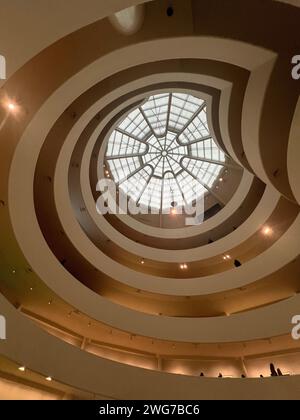 Kuppeldecke im Guggenheim Museum, entworfen von Frank Lloyd Wright in Manhatrtan, New York City. Stockfoto