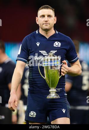 Der schottische Finn Russell feiert mit dem Doddie Weir Cup nach dem Sieg gegen Wales im Guinness Six Nations Spiel im Principality Stadium in Cardiff. Bilddatum: Samstag, 3. Februar 2024. Stockfoto