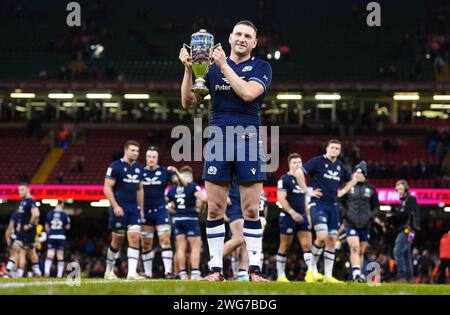 Der schottische Finn Russell feiert mit dem Doddie Weir Cup nach dem Sieg gegen Wales im Guinness Six Nations Spiel im Principality Stadium in Cardiff. Bilddatum: Samstag, 3. Februar 2024. Stockfoto