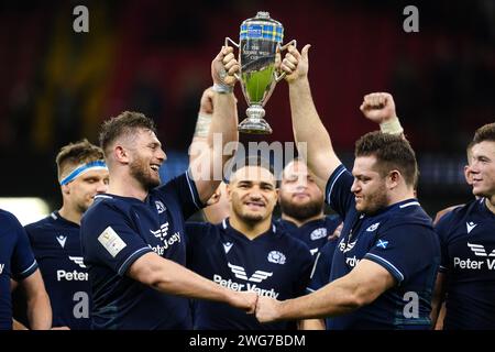 Die schottischen Spieler heben den Doddie Weir Cup nach dem Sieg gegen Wales im Guinness Six Nations Spiel im Principality Stadium in Cardiff. Bilddatum: Samstag, 3. Februar 2024. Stockfoto