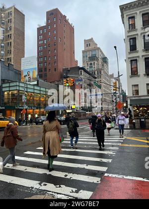 An einem regnerischen Wintertag in Manhattan, New York City, blickt man auf die 79th Street, die Lexington Avenue hinunter. Stockfoto