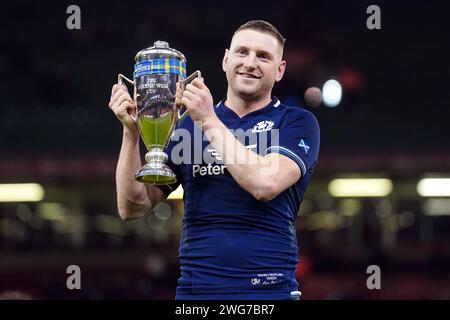 Der schottische Finn Russell feiert mit dem Doddie Weir Cup nach dem Sieg gegen Wales im Guinness Six Nations Spiel im Principality Stadium in Cardiff. Bilddatum: Samstag, 3. Februar 2024. Stockfoto