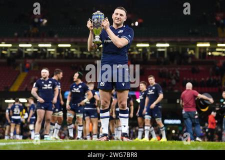 Der schottische Finn Russell feiert mit dem Doddie Weir Cup nach dem Sieg gegen Wales im Guinness Six Nations Spiel im Principality Stadium in Cardiff. Bilddatum: Samstag, 3. Februar 2024. Stockfoto