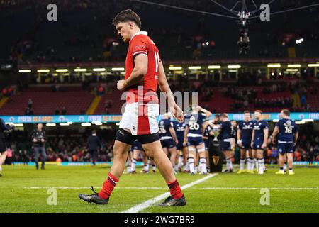 Der walisische Teddy Williams geht vorbei, während die schottischen Spieler mit dem Doddie Weir Cup feiern, nachdem sie im Guinness Six Nations-Spiel im Principality Stadium in Cardiff gewonnen haben. Bilddatum: Samstag, 3. Februar 2024. Stockfoto