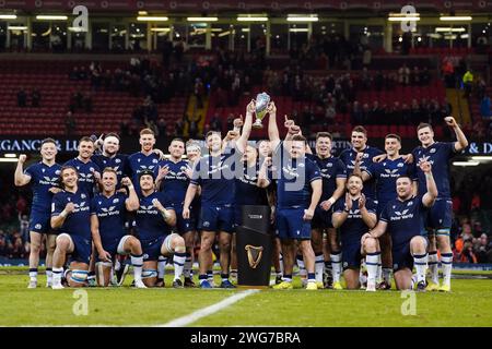 Die schottischen Spieler heben den Doddie Weir Cup nach dem Sieg gegen Wales im Guinness Six Nations Spiel im Principality Stadium in Cardiff. Bilddatum: Samstag, 3. Februar 2024. Stockfoto