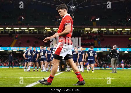 Der walisische Teddy Williams geht vorbei, während die schottischen Spieler mit dem Doddie Weir Cup feiern, nachdem sie im Guinness Six Nations-Spiel im Principality Stadium in Cardiff gewonnen haben. Bilddatum: Samstag, 3. Februar 2024. Stockfoto