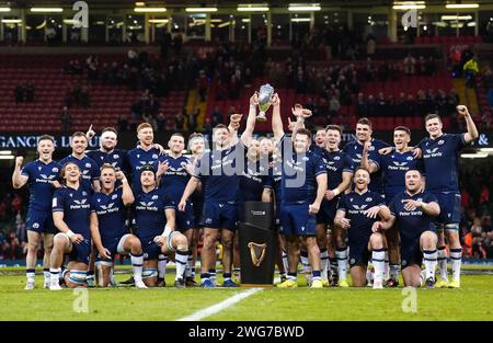 Die schottischen Spieler heben den Doddie Weir Cup nach dem Sieg gegen Wales im Guinness Six Nations Spiel im Principality Stadium in Cardiff. Bilddatum: Samstag, 3. Februar 2024. Stockfoto