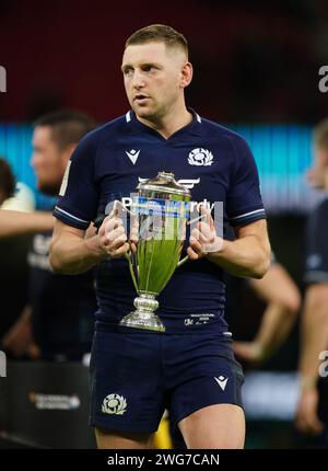 Der schottische Finn Russell feiert mit dem Doddie Weir Cup nach dem Sieg gegen Wales im Guinness Six Nations Spiel im Principality Stadium in Cardiff. Bilddatum: Samstag, 3. Februar 2024. Stockfoto