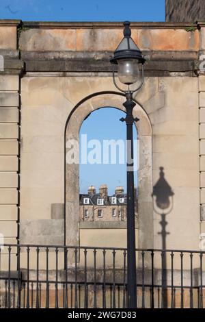 Laternenpfahl und Schatten auf georgianischer Architektur Edinburgh New Town, Schottland, Großbritannien Stockfoto