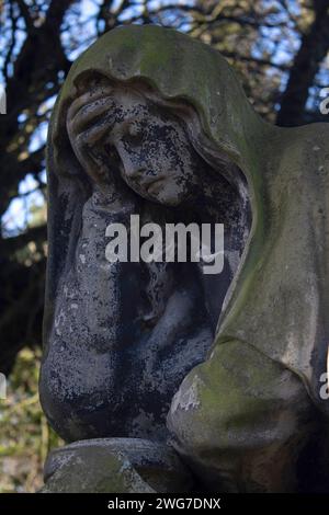 Eine Statue einer trauernden Frau auf dem Dean Cemetery, einem viktorianischen Friedhof in der Nähe von Dean Village, Edinburgh, Schottland, Großbritannien Stockfoto