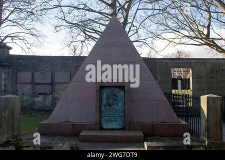 Das pyramidenförmige Grab von Andrew, Lord Rutherfurd, auf dem Dean Cemetery, einem viktorianischen Friedhof in der Nähe von Dean Village, Edinburgh, Schottland, Großbritannien Stockfoto