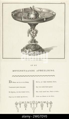 Hansje-in-de-Kelder, CA. 1770, 1774-1776 Druck Hansje-in-de-Kelder aus der ersten Hälfte des 17. Jahrhunderts. Silberne Trinkschale mit Fruchtbalken und einer halben Kugel in der Mitte mit einem Klappdeckel, unter dem eine vergoldete Kinderfigur versteckt ist. Auf dem Magazin unter dem Teller eine achtzeilige Strophe über Mr. Cornelis Boon in Warmond, in dessen Familie diese Trinkschale seit 200 Jahren im Jahr 1770 lebt und der mehr als sein siebzigster Vater wurde. Oben rechts auf der Platte mit pl. VII Nordholland Papierätzung / Gravur / Buchdruck Trinkvesse Stockfoto