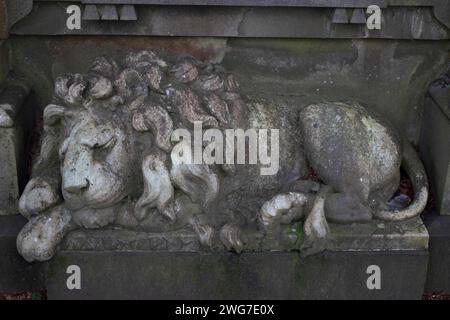 Statue eines schlafenden Löwen auf einem Grab auf dem Dean Cemetery, einem viktorianischen Friedhof in der Nähe von Dean Village, Edinburgh Schottland Großbritannien Stockfoto