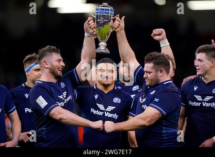 Die schottischen Alec Hepburn (links) und Elliot Millar-Mills feiern mit dem Doddie Weir Cup am Ende des Guinness Six Nations Matches im Principality Stadium in Cardiff. Bilddatum: Samstag, 3. Februar 2024. Stockfoto