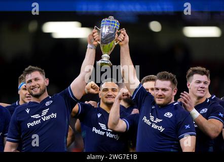 Die schottischen Alec Hepburn (links) und Elliot Millar-Mills feiern mit dem Doddie Weir Cup am Ende des Guinness Six Nations Matches im Principality Stadium in Cardiff. Bilddatum: Samstag, 3. Februar 2024. Stockfoto