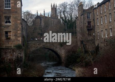 Das Wasser von Leith fließt durch Dean Village, Edinburgh, Schottland Stockfoto