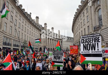 London, Großbritannien. Februar 2024. Pro-palästinensische demonstranten marschieren heute während des Nationalmarsches für Palästina in Zentral-London die Regent St hinunter in Richtung Piccadilly Circus. Februar 2024. Quelle: Mark York/Alamy Live News Stockfoto