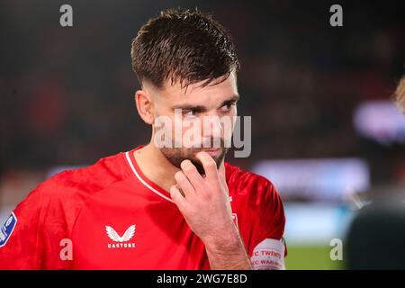 Enschede, Niederlande. Februar 2024. ENSCHEDE, NIEDERLANDE - 3. FEBRUAR: Robin Propper vom FC Twente wird am 3. Februar 2024 in Enschede, Niederlande, beim niederländischen Eredivisie-Spiel zwischen dem FC Twente und dem RKC Waalwijk in de Grolsch Veste von ESPN interviewt. (Foto: Hans van der Valk/Orange Pictures) Credit: dpa/Alamy Live News Stockfoto