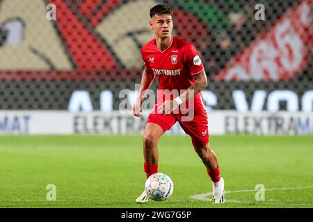 Enschede, Niederlande. Februar 2024. ENSCHEDE, NIEDERLANDE - 3. FEBRUAR: Mees Hilgers vom FC Twente spielt mit dem Ball während des niederländischen Eredivisie-Spiels zwischen dem FC Twente und dem RKC Waalwijk am 3. Februar 2024 in de Grolsch Veste in Enschede, Niederlande. (Foto: Hans van der Valk/Orange Pictures) Credit: dpa/Alamy Live News Stockfoto