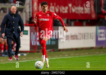 Enschede, Niederlande. Februar 2024. ENSCHEDE, NIEDERLANDE - 3. FEBRUAR: Younes Taha vom FC Twente im Spiel der niederländischen Eredivisie zwischen dem FC Twente und dem RKC Waalwijk in de Grolsch Veste am 3. Februar 2024 in Enschede, Niederlande. (Foto: Hans van der Valk/Orange Pictures) Credit: dpa/Alamy Live News Stockfoto