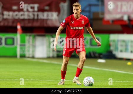 Enschede, Niederlande. Februar 2024. ENSCHEDE, NIEDERLANDE - 3. FEBRUAR: Gijs Smal vom FC Twente im Spiel der niederländischen Eredivisie zwischen dem FC Twente und dem RKC Waalwijk in de Grolsch Veste am 3. Februar 2024 in Enschede, Niederlande. (Foto: Hans van der Valk/Orange Pictures) Credit: dpa/Alamy Live News Stockfoto