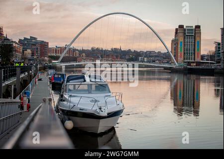 Millennium Bridge, Newcastle: Technische Eleganz über dem Tyne. Stockfoto