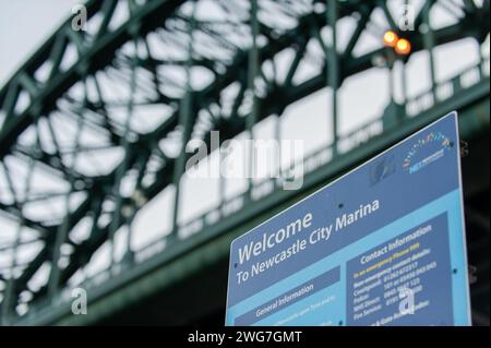 Newcastle Bridges: Ikonische Strukturen, die das Stadtbild verbinden. Stockfoto