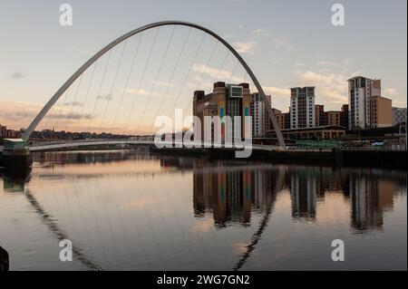 Millennium Bridge, Newcastle: Technische Eleganz über dem Tyne. Stockfoto