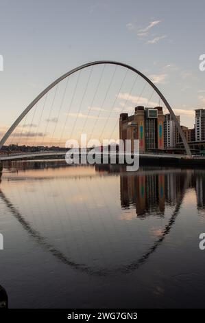 Millennium Bridge, Newcastle: Technische Eleganz über dem Tyne. Stockfoto