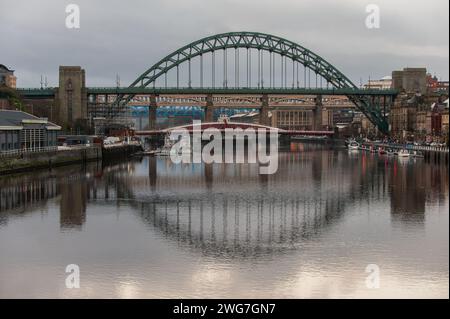 Newcastle Bridges: Ikonische Strukturen, die das Stadtbild verbinden. Stockfoto