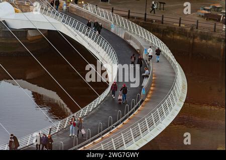 Millennium Bridge, Newcastle: Technische Eleganz über dem Tyne. Stockfoto