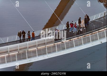 Millennium Bridge, Newcastle: Technische Eleganz über dem Tyne. Stockfoto