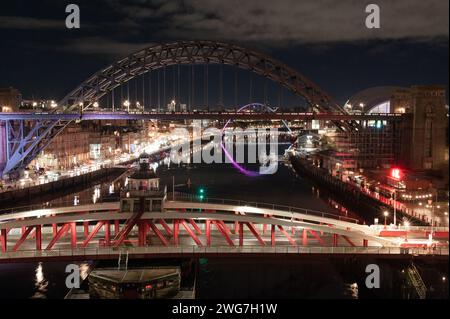 Newcastle Bridges: Ikonische Strukturen, die das Stadtbild verbinden. Stockfoto