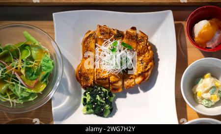 Die künstlichen Duplikate von Torikatsu Teriyaki. Tonkatsu lebensechte Nachbildungen köstlicher japanischer Mittagsgerichte, bekannt als Sampuru, verlockend für Gäste Stockfoto