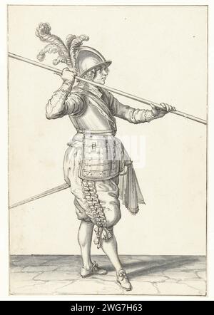 Soldat, der seine Spieße fast waagerecht über seiner rechten Schulter trägt, Jacques de Gheyn (II), 1596–1606 Zeichnung Design für einen Druck. Papier. Umgang mit Tintenstift und Pinsel mit Waffen  militärische Ausbildung Stockfoto