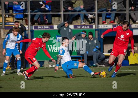 Barrow-in-Furness am Samstag, 3. Februar 2024. Barrow's Dom Telford im Einsatz mit Alex Gilbey von MK Dons während des Spiels zwischen Barrow und MK Dons in der Holker Street, Barrow-in-Furness am Samstag, den 3. Februar 2024. (Foto: Ian Allington | MI News) Credit: MI News & Sport /Alamy Live News Stockfoto