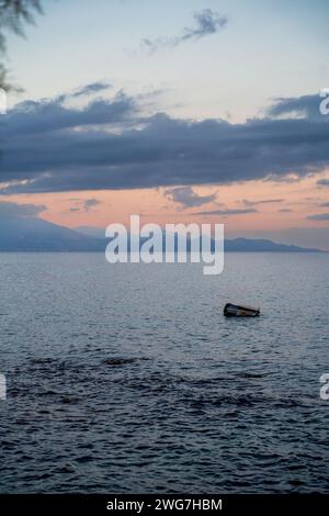 Ruhiger Blick auf die Küste mit Meer, Bergen und dramatischen Wolken in drosia auf der Insel Zakynthos, Griechenland Stockfoto