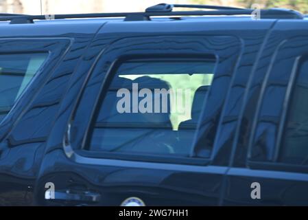 Wilmington, Delaware, USA. Februar 2024. (NEU) die Vizepräsidentin der Vereinigten Staaten Kamala Harris, durch ein Fenster in einem Vorort gesehen, kommt am Samstag im Hauptquartier der Kampagne von Biden-Harris an. US-Präsident Joe Biden, US-First Lady Jill Biden, US-Vizepräsident Kamala Harris und US-Second Gentleman Doug Emhoff besuchten das Hauptquartier der Biden-Harris-Kampagne zu einer feierlichen Eröffnung in Wilmington, Delaware. 3. Februar 2024, Wilmington, Delaware, USA: Präsident Joe Biden sprach mit ein paar hundert Unterstützern, die in einem Büro im Wahlkampfquartier und seiner Bemerkung unterstützt wurden Stockfoto