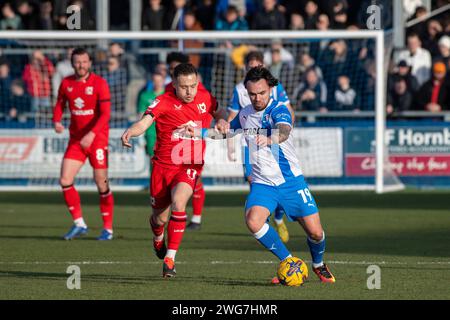 Barrow-in-Furness am Samstag, 3. Februar 2024. Barrow's Dom Telford im Einsatz mit Jack Payne von MK Dons während des Spiels zwischen Barrow und MK Dons in der Holker Street, Barrow-in-Furness am Samstag, den 3. Februar 2024. (Foto: Ian Allington | MI News) Credit: MI News & Sport /Alamy Live News Stockfoto