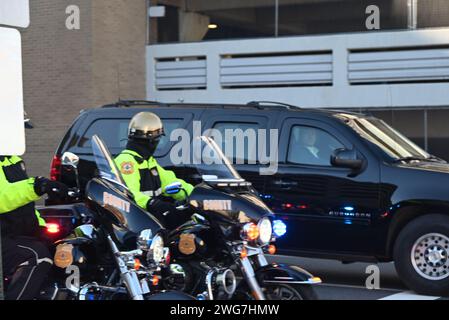 Wilmington, Delaware, USA. Februar 2024. (NEU) Präsident der Vereinigten Staaten Joe Biden wird in einem Vorort gesehen, wie er am Samstag das Hauptquartier der Kampagne von Biden-Harris verlässt. US-Präsident Joe Biden, US-First Lady Jill Biden, US-Vizepräsident Kamala Harris und US-Second Gentleman Doug Emhoff besuchten das Hauptquartier der Biden-Harris-Kampagne zu einer feierlichen Eröffnung in Wilmington, Delaware. 3. Februar 2024, Wilmington, Delaware, USA: Präsident Joe Biden sprach mit ein paar hundert Unterstützern, die in einem Büro des Wahlkampfzentrums engagiert waren Stockfoto