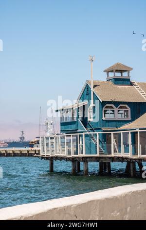 Ein jetzt geschlossenes San Diego Pier Cafe in Seaport Village Stockfoto