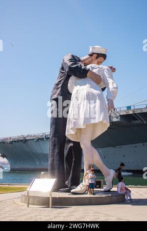 Der berüchtigte Seemann küsst seine Ehefrau Statue, bekannt als bedingungslose Kapitulation im Tuna Harbor in San Diego, Kalifornien Stockfoto