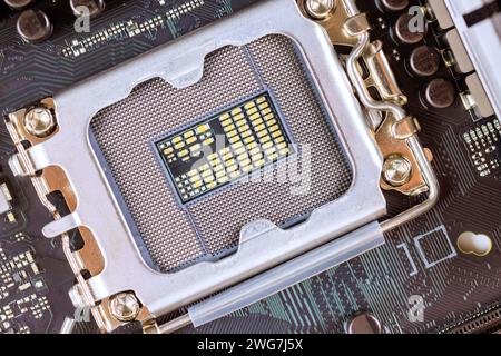 Die CPU-Steckersockel auf der Hauptplatine des PCs wird im Rahmen des Montageprozessors repariert Stockfoto