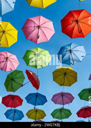 Farbenfrohe Sonnenschirme, die über der Yo'el Moshe Salomon Straße in Jerusalem hängen, sorgen für Dekoration und etwas Schatten vor der Sonne. Stockfoto