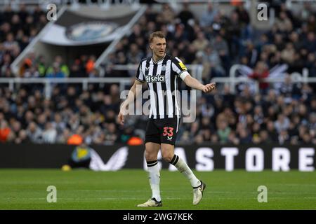 Newcastle upon Tyne, Großbritannien. Februar 2024. Newcastle upon Tyne, England, 3. Februar 2024: Dan Burn of Newcastle Gesten während des Premier League-Fußballspiels zwischen Newcastle United und Luton Town im St James Park in Newcastle upon Tyne, England (Richard Callis/SPP) Credit: SPP Sport Press Photo. /Alamy Live News Stockfoto