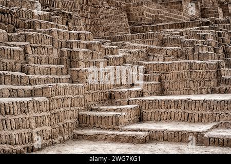 Die antiken Ruinen der Huaca Pucllana Pyramide in Lima sind aus Reihen getrockneter lehmziegel gebaut. Stockfoto